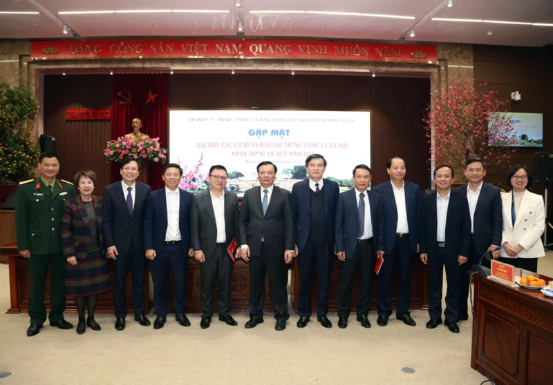 Bí thư Thành ủy Hà Nội Đinh Tiến Dũng và lãnh đạo các cơ quan báo chí trung ương và Hà Nội.