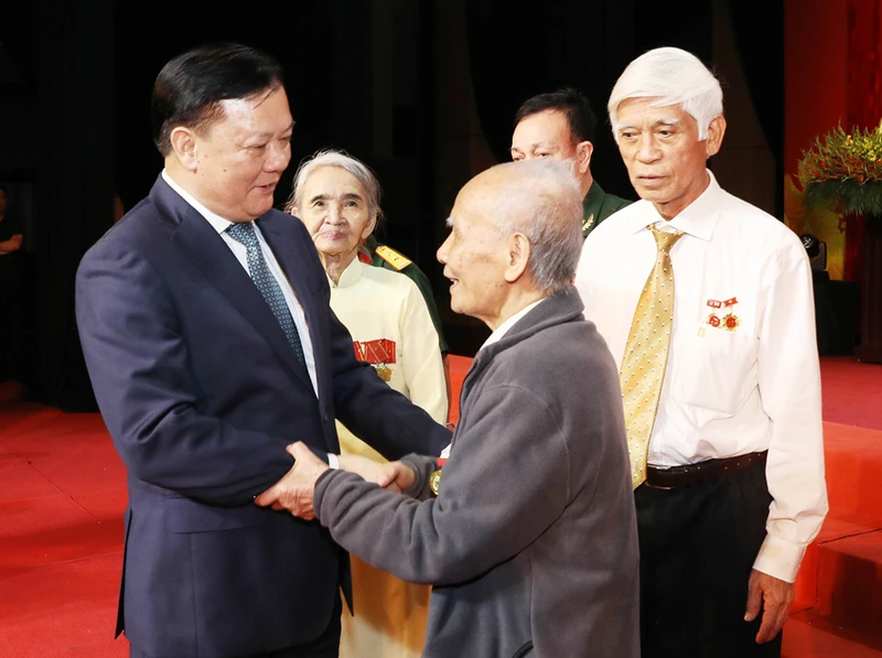 Bí thư Thành ủy Hà Nội Đinh Tiến Dũng trò chuyện với các đại biểu.