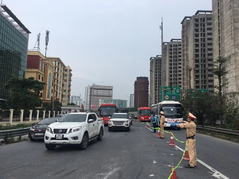 Lực lượng chức năng được tăng cường để hướng dẫn, phân luồng phương tiện ra vào thành phố Hà Nội dịp nghỉ lễ.