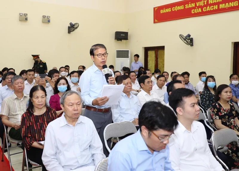 Cử tri quận Hoàng Mai nêu kiến nghị tại buổi tiếp xúc cử tri. Ảnh: Duy Linh.