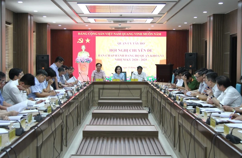 Hội nghị Ban Chấp hành Đảng bộ quận Tây Hồ chiều 31/5.