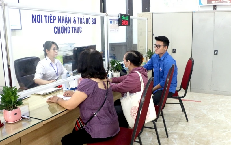 Việc bồi dưỡng, cập nhật kiến thức sẽ giúp nâng cao chất lượng đội ngũ cán bộ tại quận Tây Hồ, góp phần phục vụ người dân, doanh nghiệp tốt hơn. (Trong ảnh: Người dân làm thủ tục tại bộ phận "Một cửa" phường Thuỵ Khuê, quận Tây Hồ).