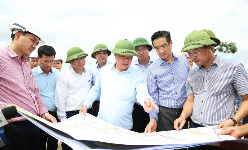 Đồng chí Đinh Tiến Dũng kiểm tra thực địa dự án đường Vành đai 4 - Vùng Thủ đô tại huyện Hoài Đức chiều 20/6.