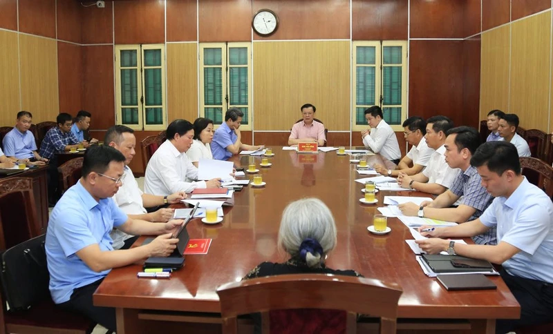 Bí thư Thành ủy Hà Nội Đinh Tiến Dũng trực tiếp trao đổi với người dân.