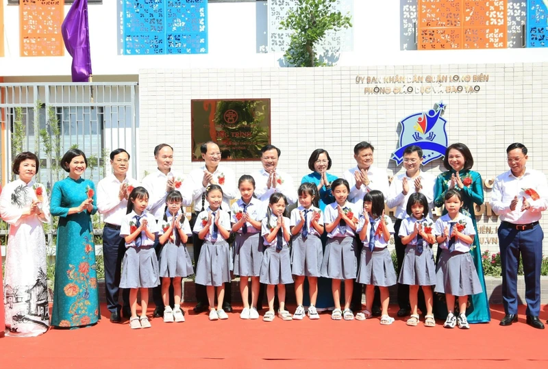 Lãnh đạo thành phố Hà Nội dự lễ gắn biển tại trường Tiểu học khu đô thị Sài Đồng, quận Long Biên.