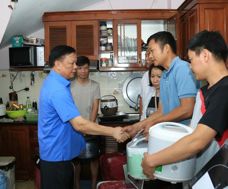 Đồng chí Đinh Tiến Dũng thăm hỏi, trao quà hỗ trợ cho các gia đình.