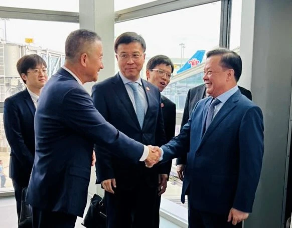 Trợ lý Trưởng ban liên lạc đối ngoại Trung Quốc Triệu Thế Thông và Phó Giám đốc Sở Ngoại vụ Quảng Đông Trần Quảng Tuấn đón Bí thư Thành ủy Đinh Tiến Dũng và Đoàn đại biểu thành phố Hà Nội tại sân bay.