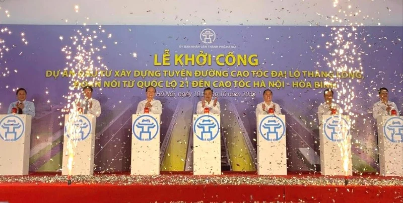 Các đại biểu bấm nút khởi công dự án.