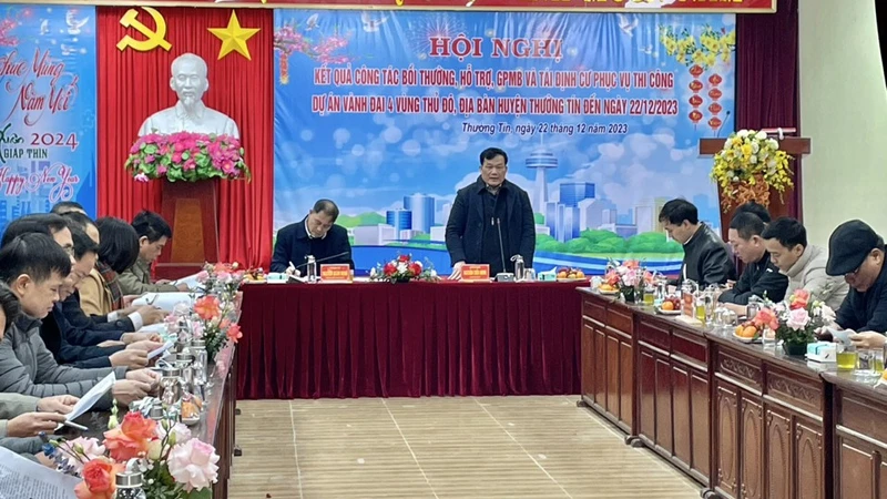 Bí thư Huyện ủy Nguyễn Tiến Minh phát biểu tại hội nghị sáng 22/12.