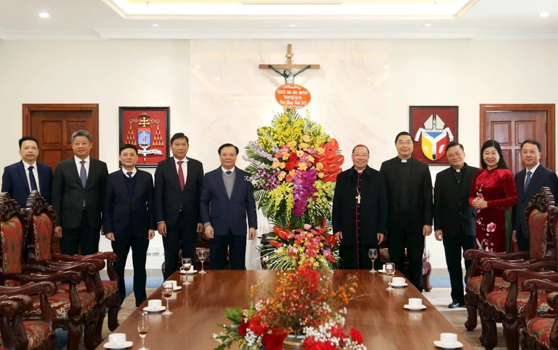 Bí thư Thành ủy Hà Nội Đinh Tiến Dũng tặng hoa chúc mừng Toà Tổng giám mục Hà Nội.