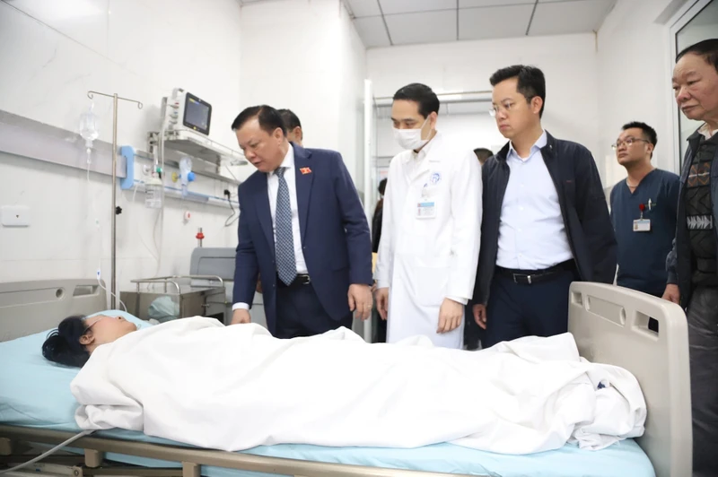Bí thư Thành ủy Hà Nội Đinh Tiến Dũng thăm hỏi nạn nhân vụ cháy tại phố Hàng Lược.