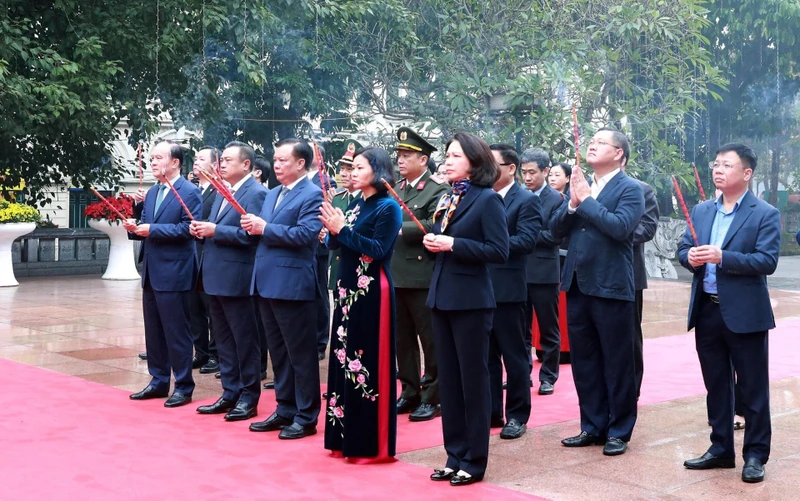 Các đồng chí lãnh đạo thành phố Hà Nội dâng hương trước tượng đài vua Lý Thái Tổ.