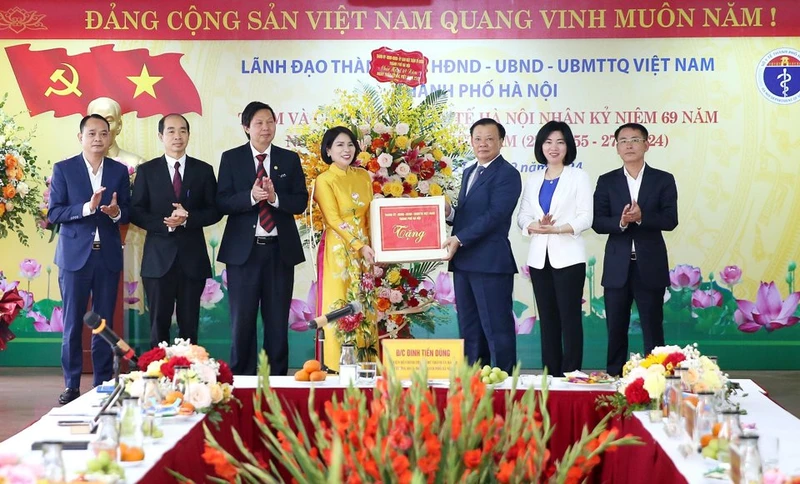 Đồng chí Đinh Tiến Dũng chúc mừng, tặng quà cho đại diện ngành Y tế Thủ đô.