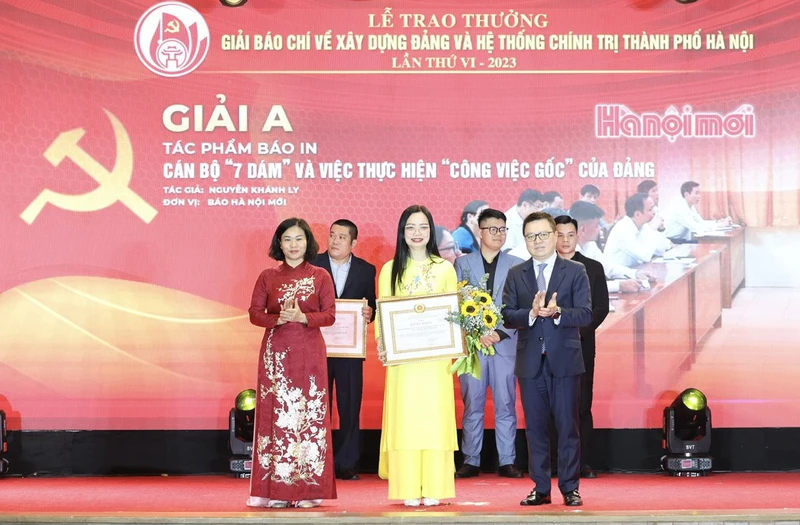 Đồng chí Lê Quốc Minh và đồng chí Nguyễn Thị Tuyến trao giải A cho tác giả Khánh Ly, báo Hà Nội Mới.