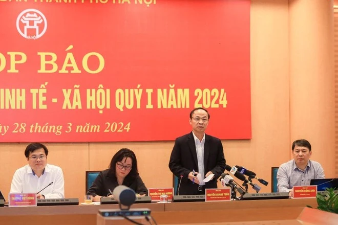 Lãnh đạo Sở Giáo dục và Đào tạo Hà Nội thông tin tại buổi họp báo.