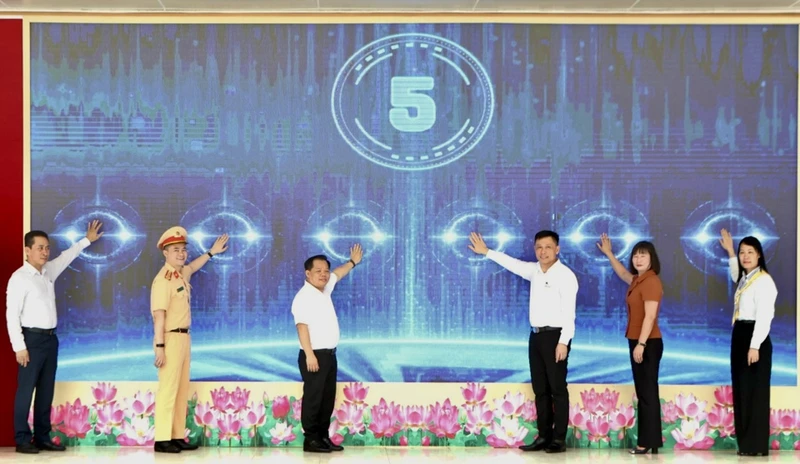 Các đại biểu bấm nút phát động chương trình truyền thông "Vì an toàn giao thông Thủ đô" năm 2024.