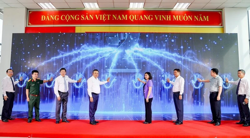 Các đại biểu bấm nút khai trương thí điểm trung tâm điều hành giao thông thông minh.