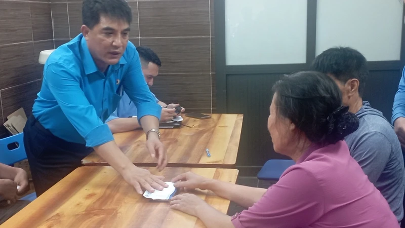 Đại diện các cơ quan huyện Hoài Đức trao hỗ trợ cho gia đình các nạn nhân.