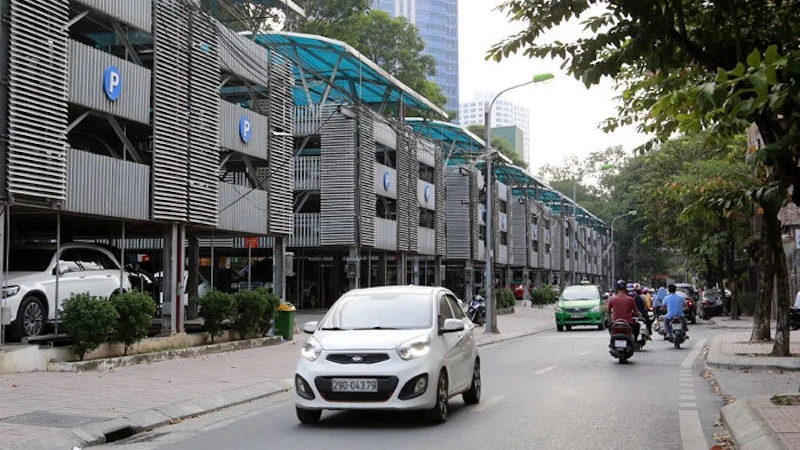 Nhà để xe cao tầng trên phố Nguyễn Công Hoan.
