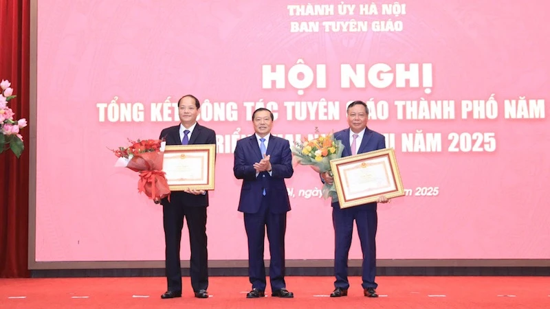 Phó Trưởng Ban Thường trực Ban Tuyên giáo Trung ương Lại Xuân Môn trao Bằng khen của Thủ tướng Chính phủ tặng Phó Bí thư Thường trực Thành ủy Hà Nội Nguyễn Văn Phong và Ban Tuyên giáo Thành ủy Hà Nội "vì thành tích tiêu biểu trong thực hiện nhiệm vụ bảo vệ nền tảng tư tưởng của Đảng, đấu tranh phản bác các quan điểm sai trái, thù địch".