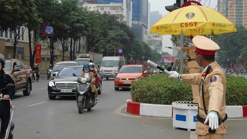 Lực lượng chức năng thực hiện điều chỉnh tổ chức giao thông phục vụ Chương trình nghệ thuật "Rực rỡ Thăng Long 2025".