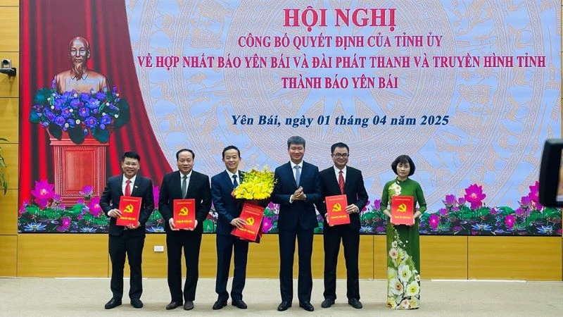 Ban Biên tập Báo Yên Bái ra mắt. (Ảnh: THANH SƠN)
