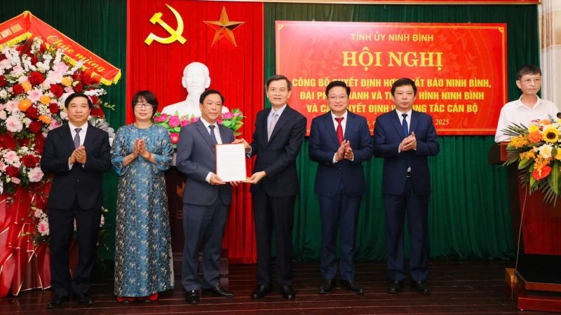 Bí thư Tỉnh ủy Ninh Bình Đoàn Minh Huấn trao Quyết định của Ban Thường vụ Tỉnh ủy về việc hợp nhất Báo Ninh Bình và Đài Phát thanh-Truyền hình Ninh Bình.