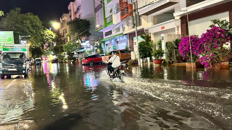 Đường Trần Đại Nghĩa vào tối ngày 2/4 chìm trong nước.