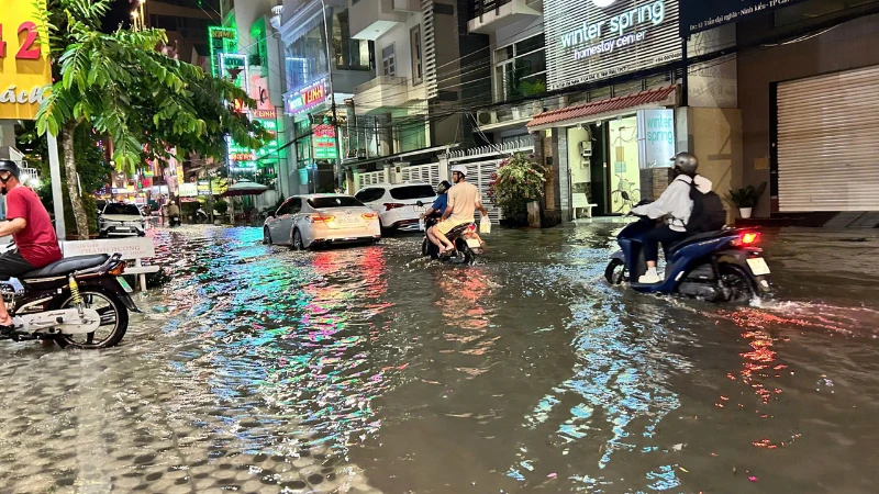 Nhiều tuyến đường ở quận Ninh Kiều chìm trong nước vào những ngày đầu tháng 4.