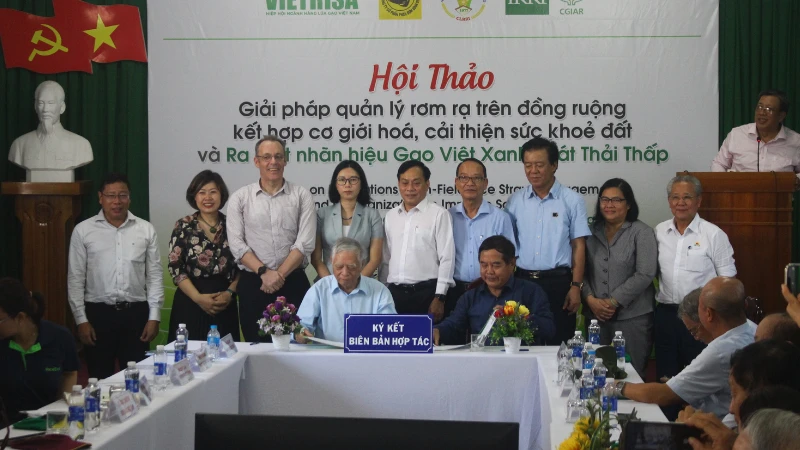 Lễ ký kết giữa các đơn vị tại hội thảo