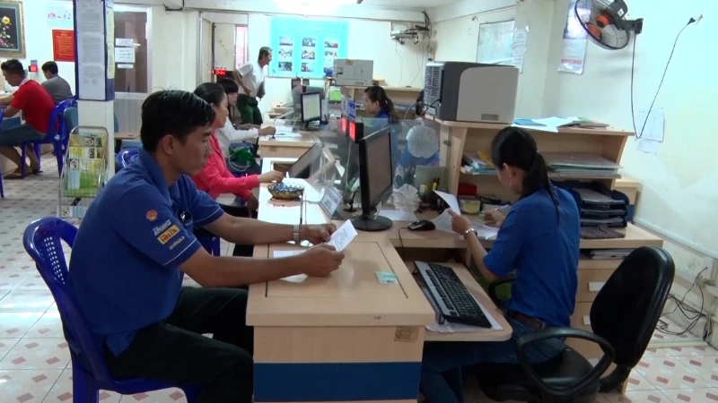 Công chức, viên chức thành phố Cần Thơ làm việc tại bộ phận một cửa.