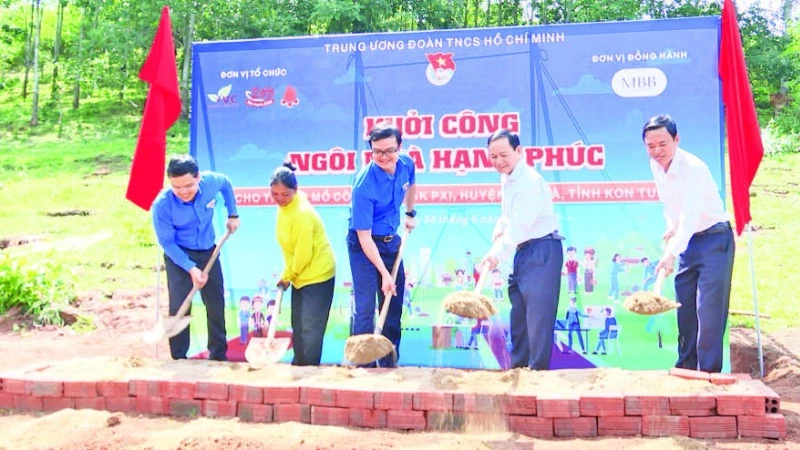 Khởi công xây dựng ngôi nhà hạnh phúc cho trẻ em có hoàn cảnh khó khăn tại xã Đăk Pxi, huyện Đăk Hà.