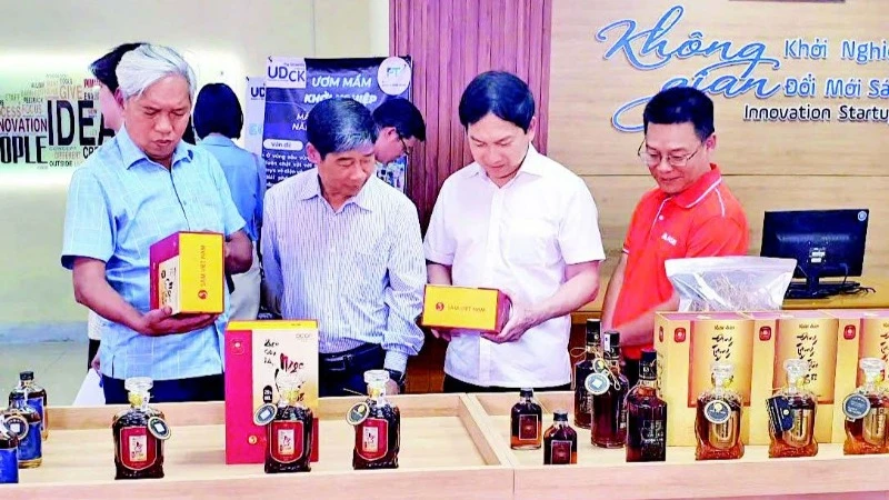 Các đại biểu tham quan các dự án, sản phẩm khởi nghiệp.