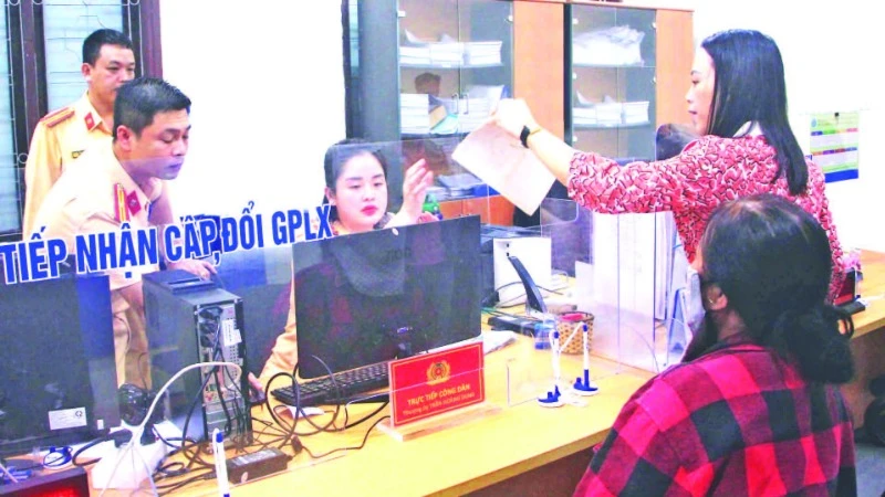 Người dân đến làm thủ tục cấp đổi giấy phép lái xe tại Trung tâm phục vụ Hành chính công Quảng Bình.