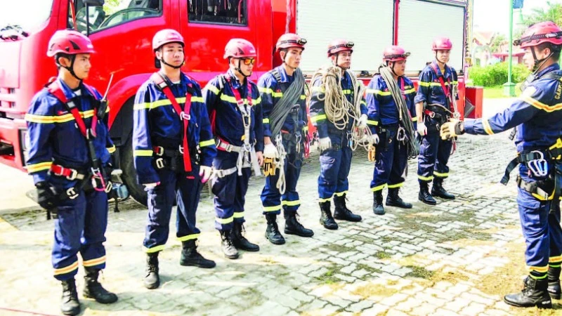  1 - Đội Cảnh sát chữa cháy, cứu nạn đặc biệt tinh nhuệ Đà Nẵng tiếp cận hiện trường triển khai các phương án cứu nạn. 