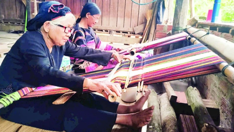 Nghệ nhân cao tuổi tâm huyết giữ gìn nghề dệt truyền thống.