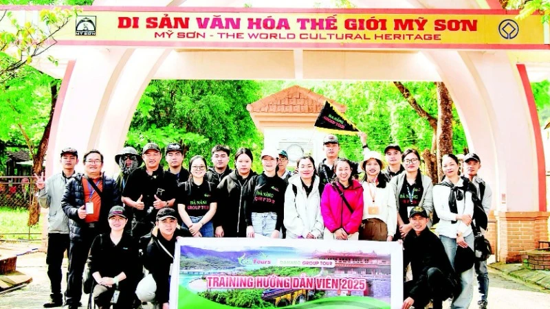 Các hướng dẫn viên, sinh viên ngành lữ hành ở thành phố Đà Nẵng tham gia khóa đào tạo tại Di sản văn hóa thế giới Mỹ Sơn. (Ảnh ANH ĐÀO)