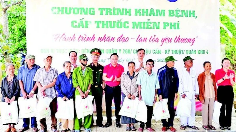 Cục Quân y, Bệnh viện Quân y 268 và Hội chữ thập đỏ tỉnh Quảng Trị trao quà tặng các gia đình chính sách. (Ảnh VÕ ĐÔNG)