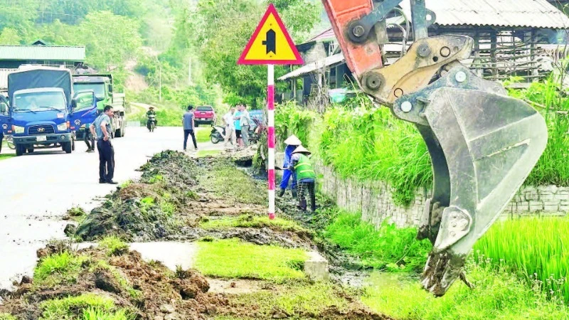 Công ty cổ phần Đường bộ 2 Điện Biên bảo dưỡng tuyến Quốc lộ 12 trước mùa mưa bão.