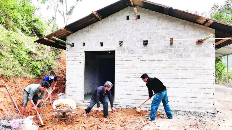 Người dân thôn Minh Phong, xã Thuận Hòa, huyện Vị Xuyên (tỉnh Hà Giang) giúp gia đình anh Sùng Ngọc Sai làm nhà mới.