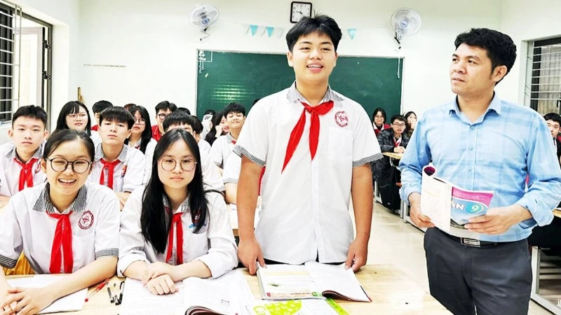 Giờ ôn tập môn Toán của học sinh lớp 9 Trường trung học cơ sở Ngô Sĩ Liên (thành phố Bắc Giang). (Ảnh MINH THU)
