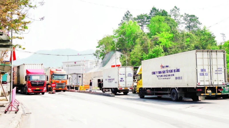 Xe chở hàng chờ thông quan hàng hóa tại Cửa khẩu quốc tế Hữu Nghị (tỉnh Lạng Sơn).