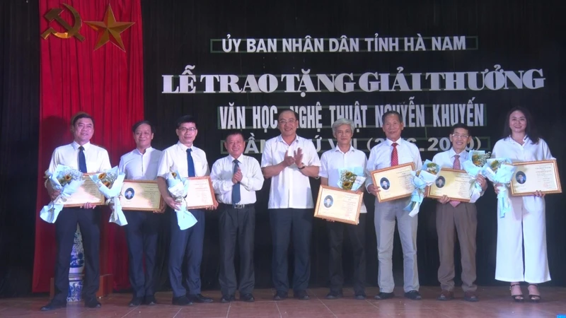 Trao giải cho các tác giả có tác phẩm, công trình văn học nghệ thuật đoạt giải thưởng.