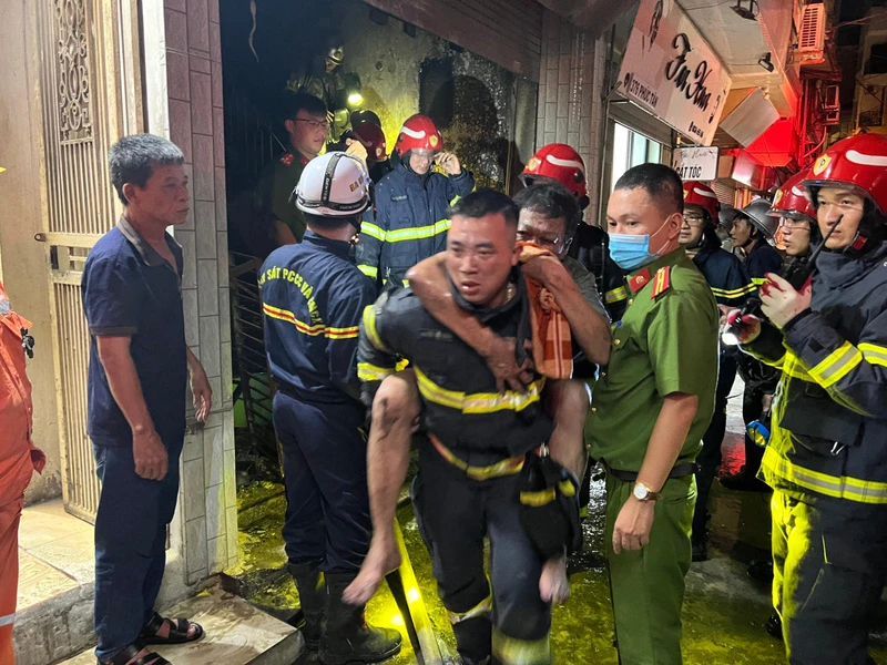 Cảnh sát đưa người dân thoát khỏi đám cháy.