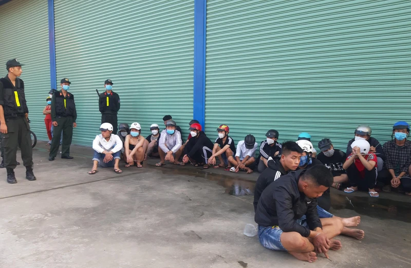 Nhóm đua xe trái phép bị công an tạm giữ.