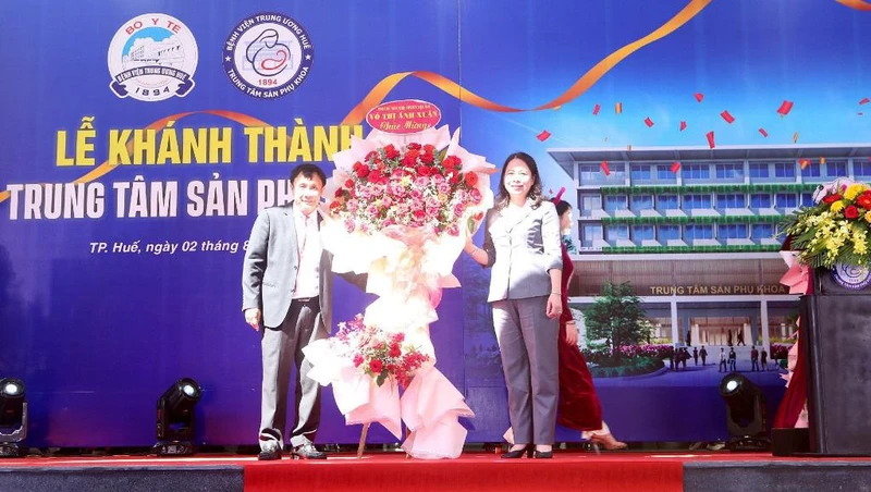 Phó Chủ tịch nước Võ Thị Ánh Xuân tặng lẵng hoa chúc mừng Bệnh viện Trung ương Huế tại lễ khánh thành Trung tâm Sản phụ khoa của bệnh viện.