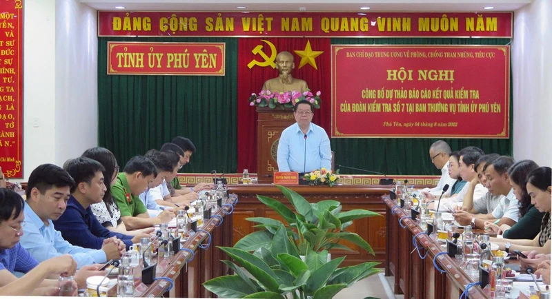 Đồng chí Nguyễn Trọng Nghĩa - Bí thư Trung ương Đảng, Trưởng Ban Tuyên giáo Trung ương, Trưởng Đoàn kiểm tra số 7 công bố dự thảo kết luận kiểm tra tại Ban Thường vụ Tỉnh ủy Phú Yên.