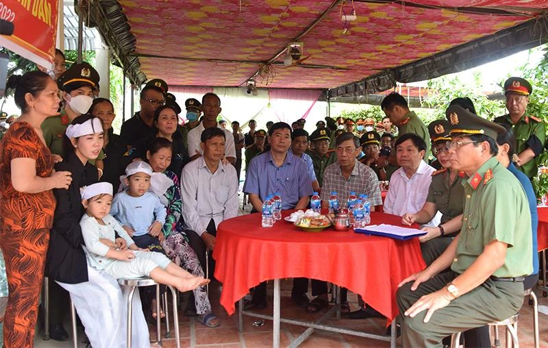 Lãnh đạo tỉnh Đồng Tháp đến động viên gia đình. 