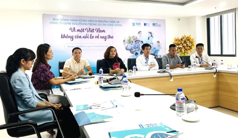 Bác sĩ chuyên khoa II Võ Minh Thành, Giám đốc Bệnh viện Đại học y dược Buôn Ma Thuột (người ngồi thứ 3 từ phải sang) giới thiệu về dự án “Vì một Việt Nam không còn nỗi lo về ung thư”.