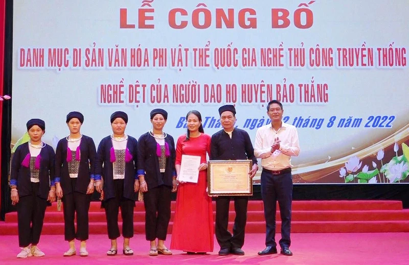 Công nhận nghề dệt vải của dân tộc Dao họ, huyện Bảo Thắng (Lào Cai) là Di sản phi vật thể quốc gia.